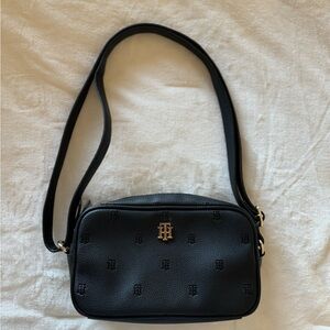 Tommy Hilfiger 
Adjustable Strap Purse 
Black